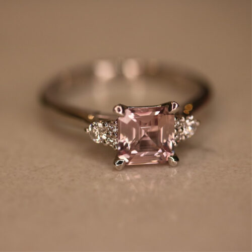 ring med rosa safir